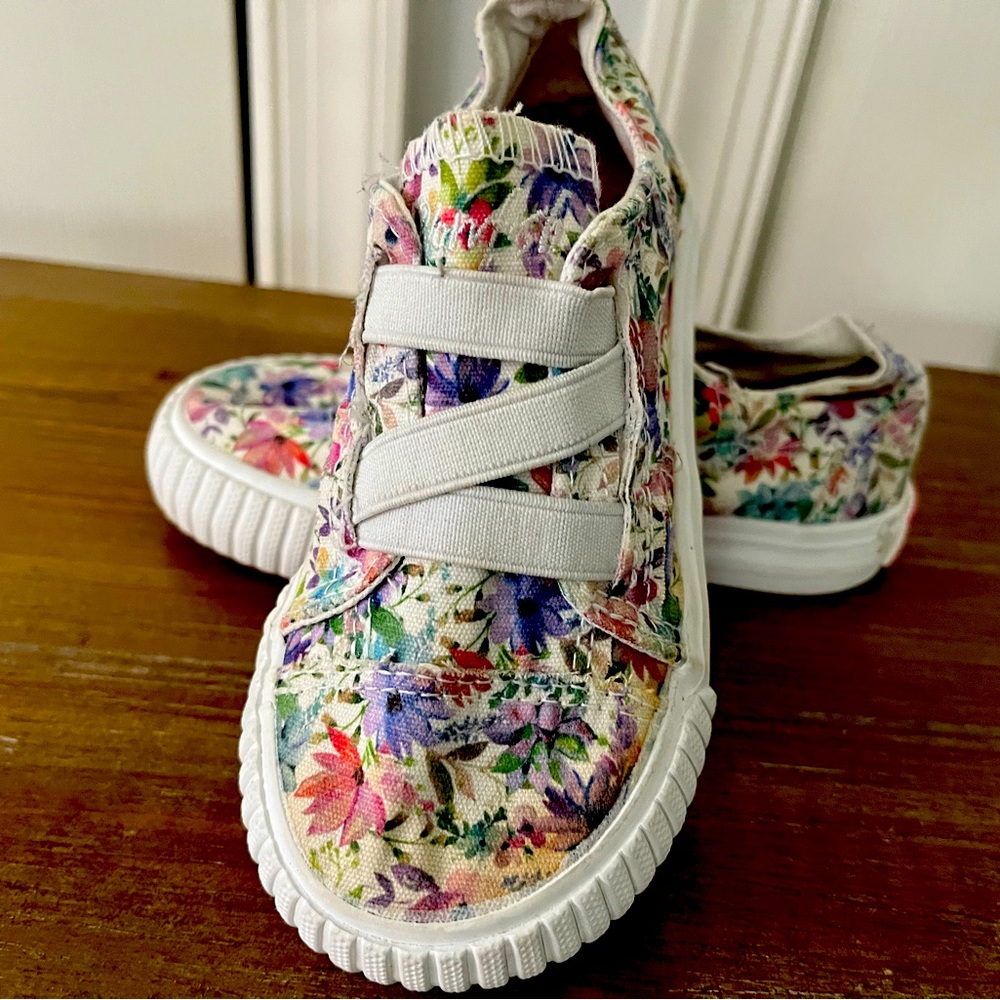 Kids canvas sneaker like new